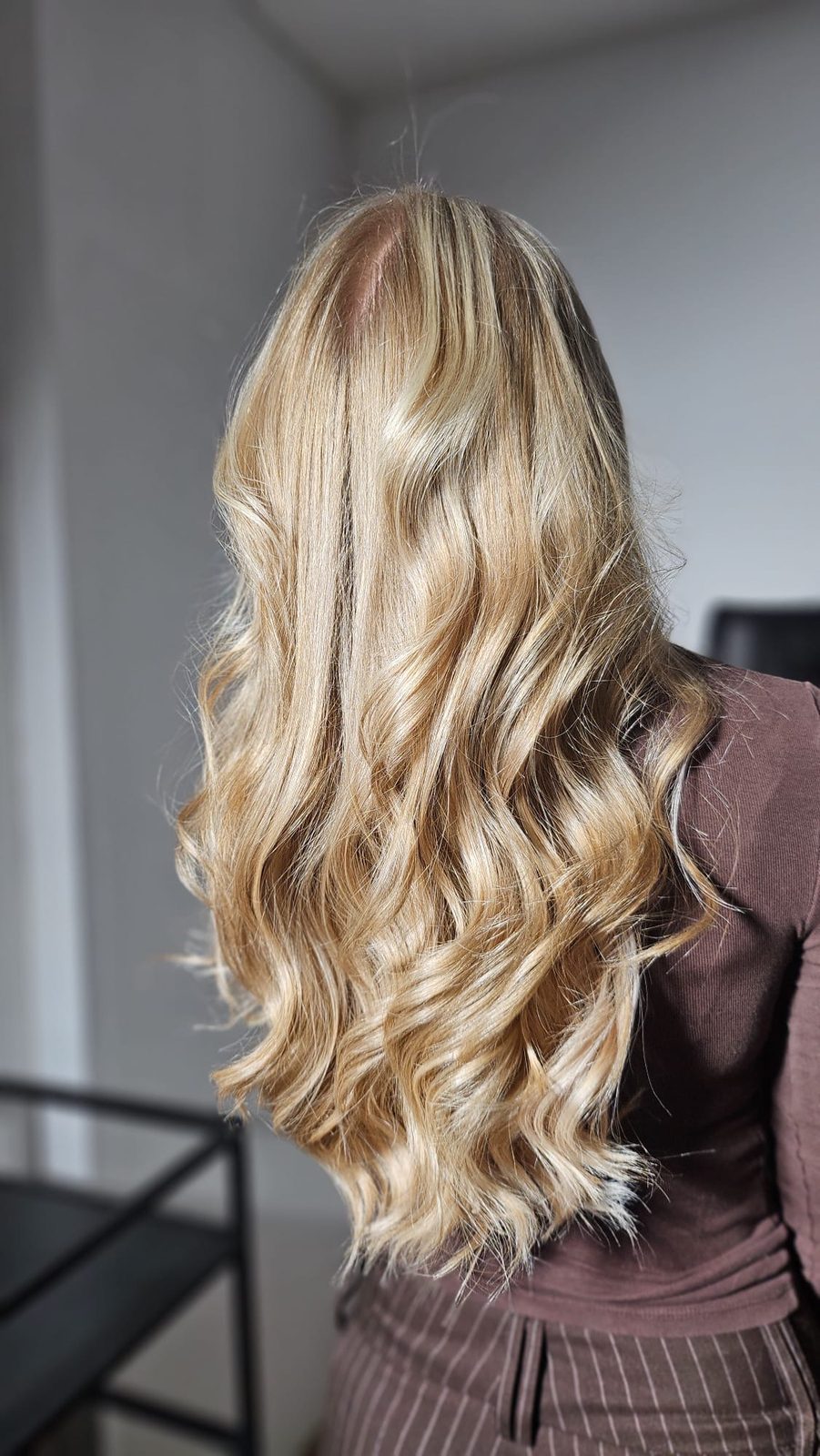 Langes blondes Haar mit Wellen – Salon-Ergebnis