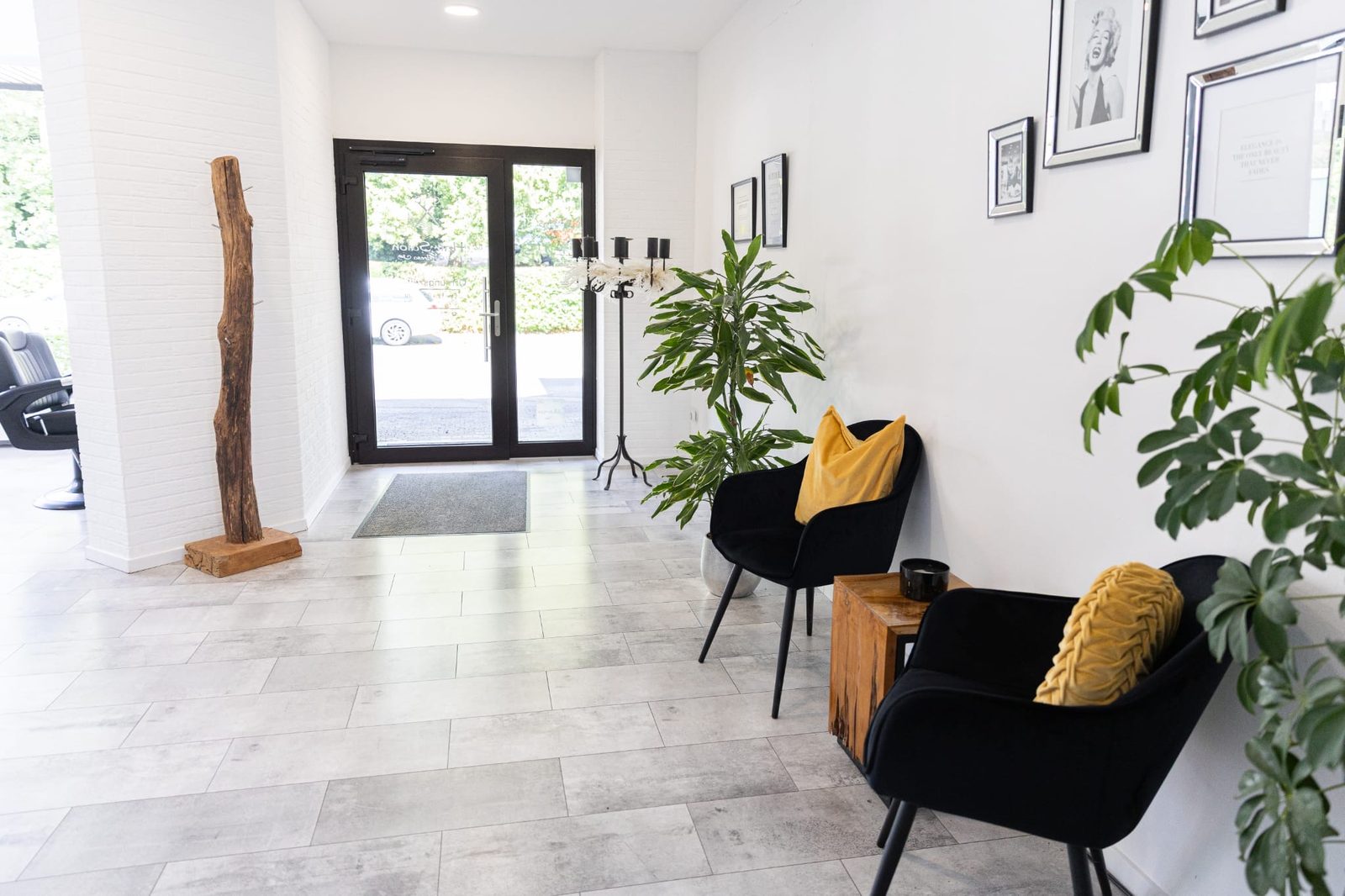 Heller Eingangsbereich des Hair Salon Qendresa