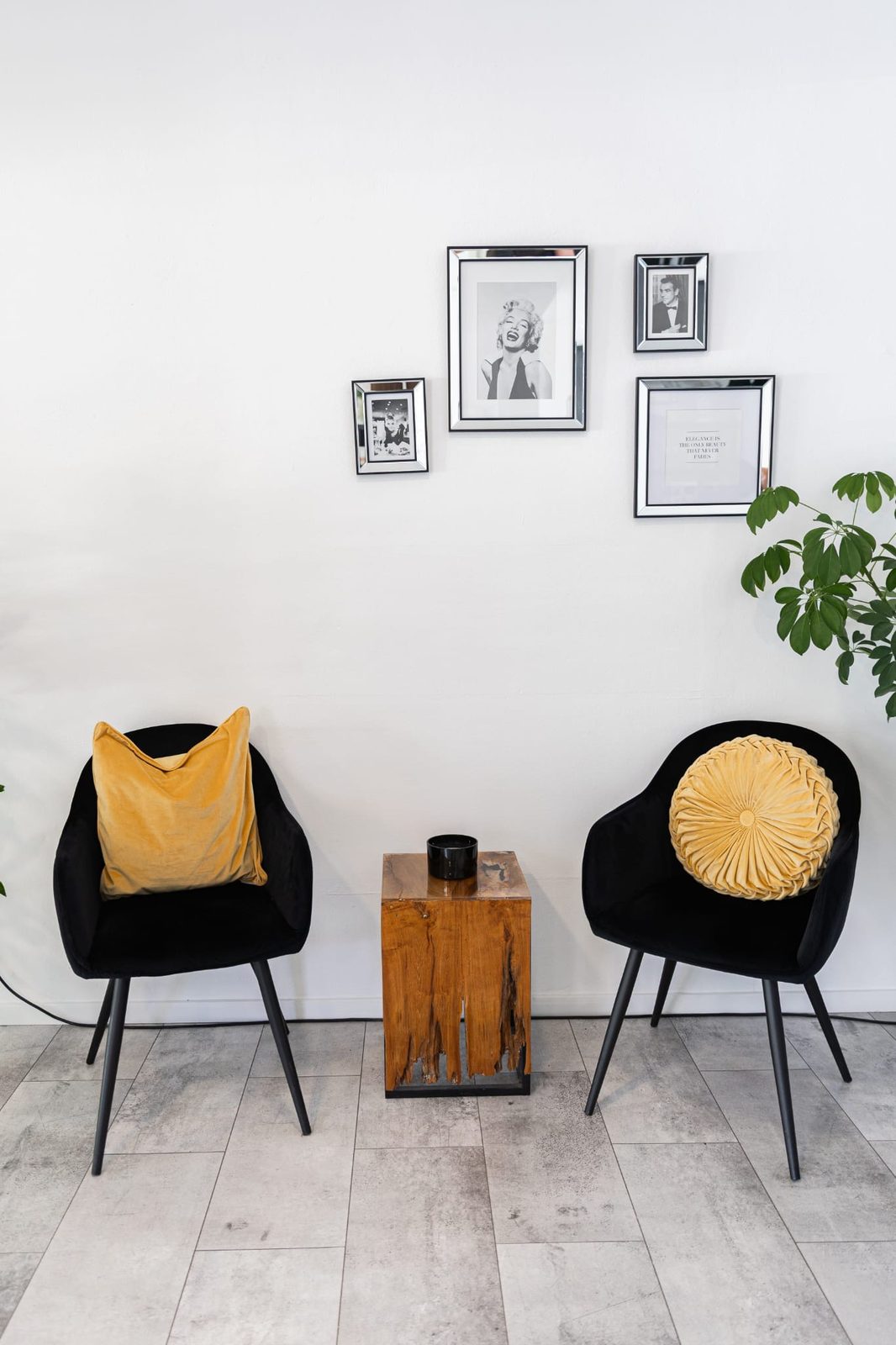 Gemütlicher Wartebereich im Salon