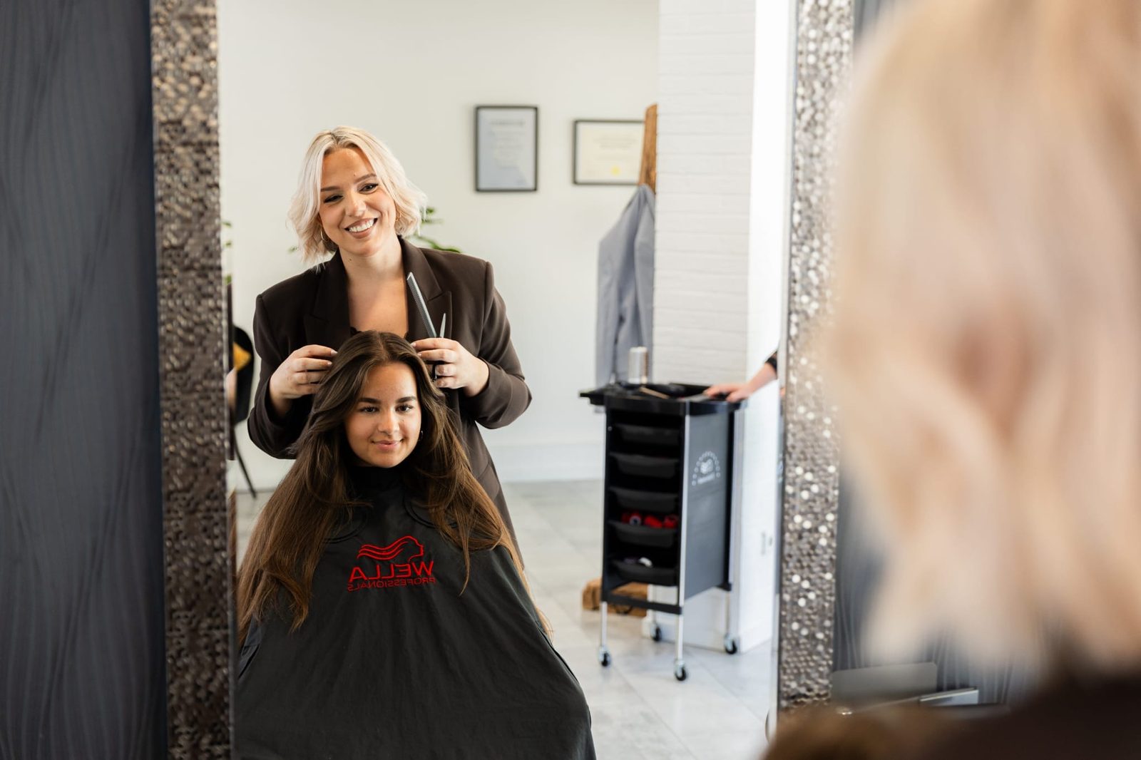 Qendresa beim Haarschnitt im Salon in Arnsberg